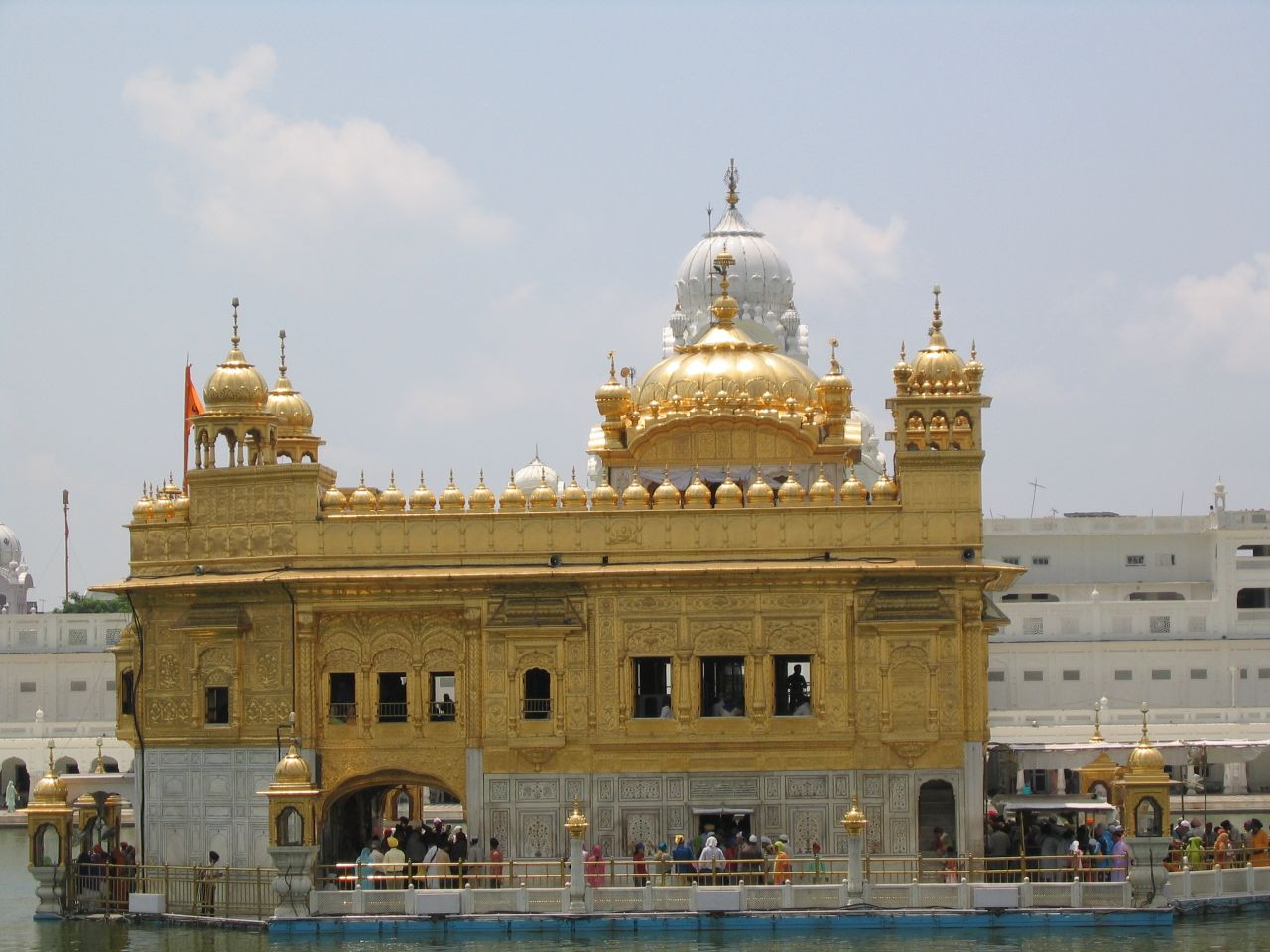 Goldener Tempel und das Vorgebirge des Himalajas