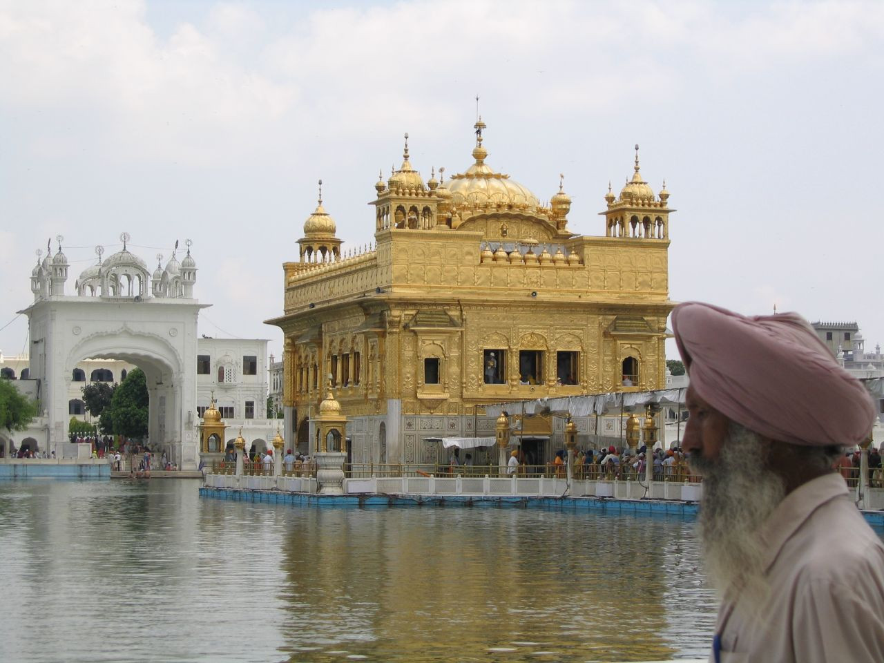 Goldener Tempel und das Vorgebirge des Himalajas